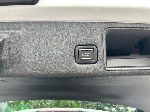 Used 2021 GMC Terrain SLT image 16