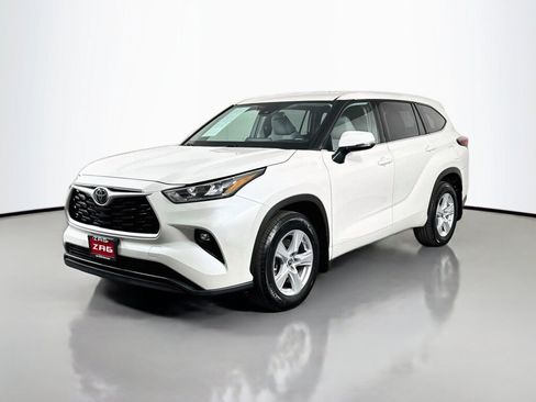 Used 2020 Toyota Highlander LE AWD/4WD image 1