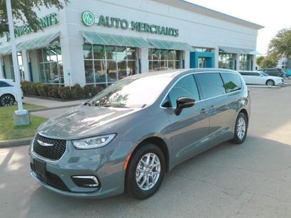 Used 2025 Chrysler Pacifica Select