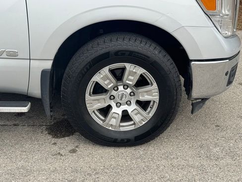 Used 2018 Nissan Titan SV w/ SV Convenience Package image 9