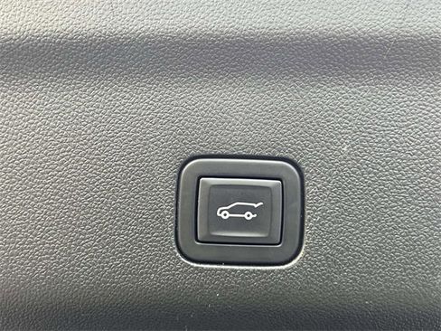 Certified 2023 GMC Yukon Denali image 9