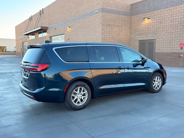Used 2025 Chrysler Pacifica Select FWD image 7