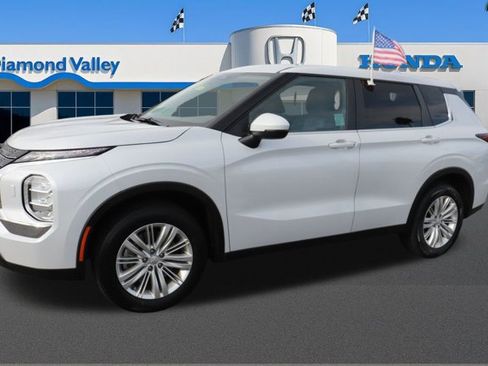 Used 2024 Mitsubishi Outlander ES image 3