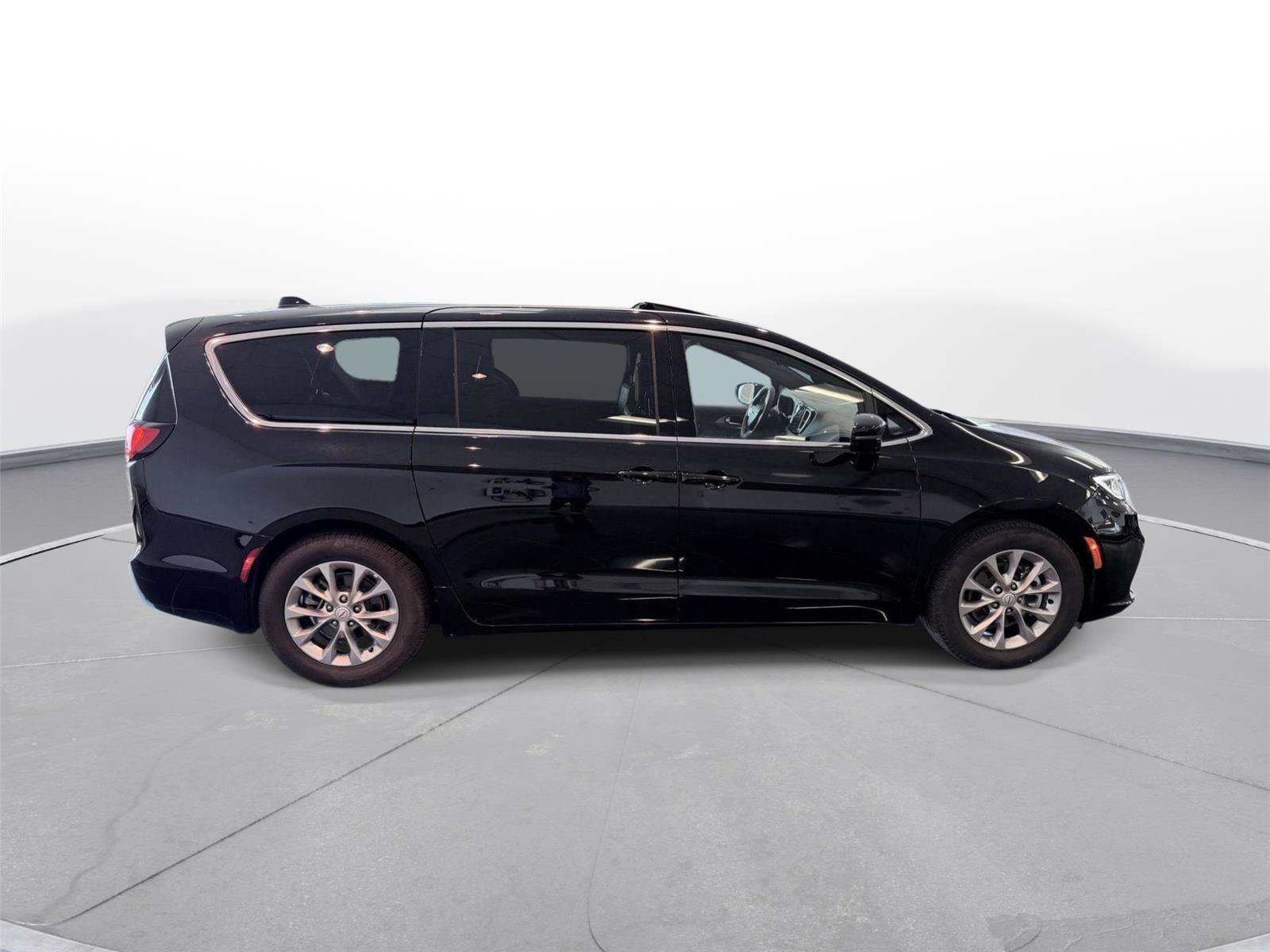 Used 2026 Chrysler Pacifica Limited FWD image 16