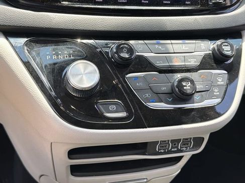 Used 2023 Chrysler Pacifica Touring-L FWD image 24