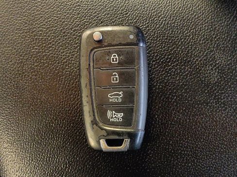 Used 2023 Hyundai Elantra SE image 32