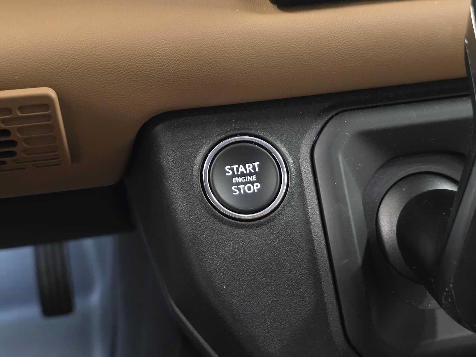 Used 2025 Land Rover Defender 130 X-Dynamic SE AWD/4WD image 36