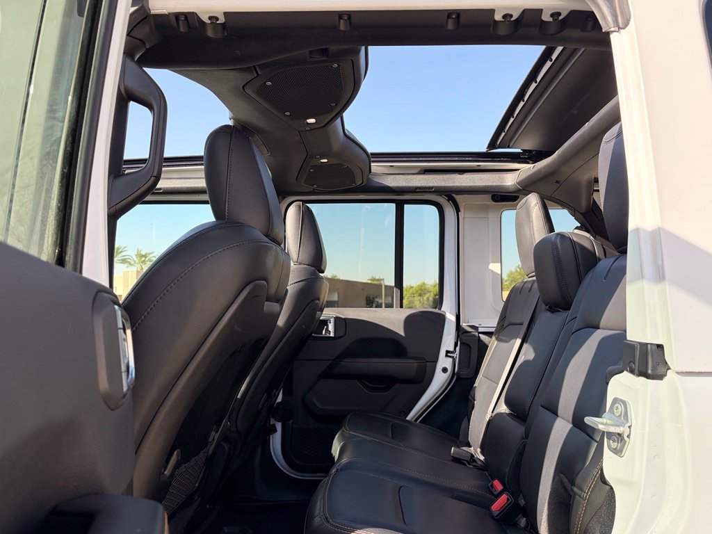 Used 2024 Jeep Wrangler Unlimited Sahara w/ Technology Group AWD/4WD image 15