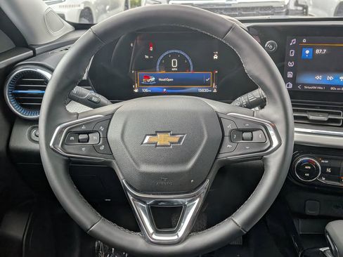 Certified 2025 Chevrolet Trax LT w/ LT Convenience Package image 19