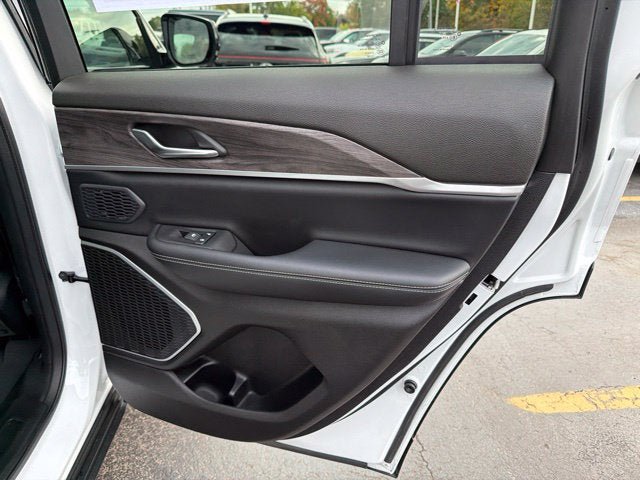 Used 2024 Jeep Grand Cherokee Limited w/ Black Appearance Package AWD/4WD image 23