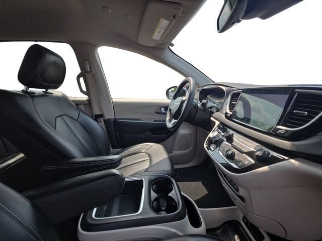 Used 2024 Chrysler Pacifica Touring-L FWD image 13