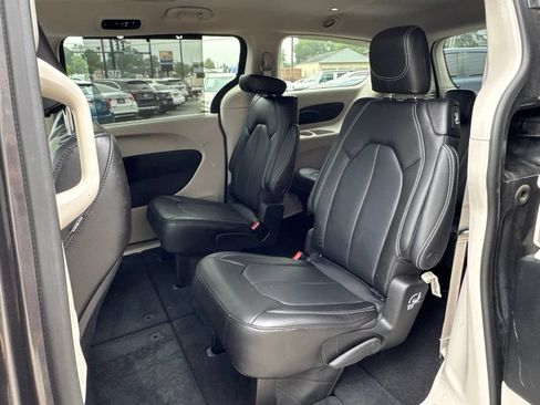 Used 2023 Chrysler Pacifica Touring-L AWD/4WD image 25