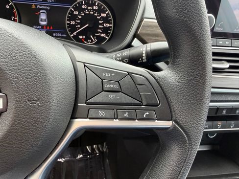 Used 2025 Nissan Altima 2.5 SV FWD image 25