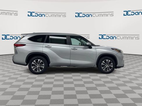 Used 2023 Toyota Highlander XLE FWD image 9