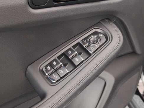 Certified 2025 Porsche Macan AWD/4WD image 17