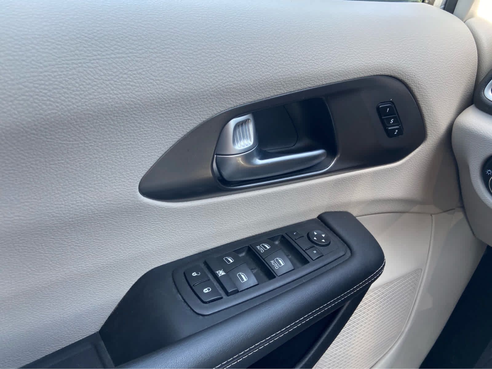 Used 2024 Chrysler Pacifica Touring-L FWD image 26