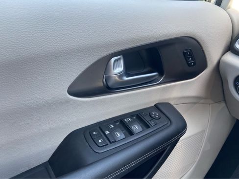 Used 2024 Chrysler Pacifica Touring-L FWD image 26