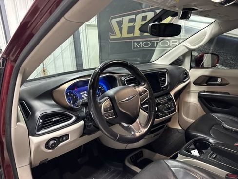 Used 2017 Chrysler Pacifica Touring-L Plus FWD image 5