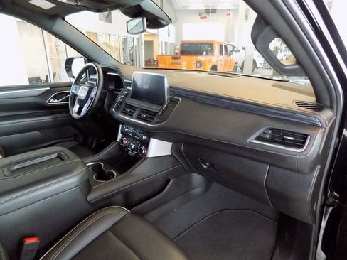 Used 2024 GMC Yukon XL SLT image 30