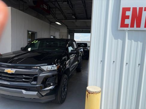Used 2023 Chevrolet Colorado LT w/ LT Convenience Package II AWD/4WD image 2