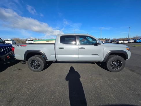 Used 2019 Toyota Tacoma TRD Off-Road image 2