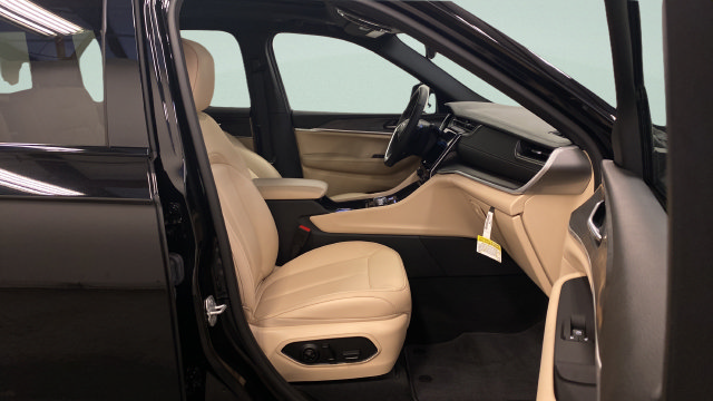 Used 2025 Jeep Grand Cherokee L Limited w/ Black Appearance Package AWD/4WD image 23