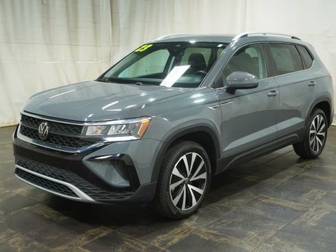 Used 2023 Volkswagen Taos SE FWD image 2
