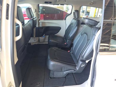 Used 2024 Chrysler Pacifica Touring-L FWD image 8