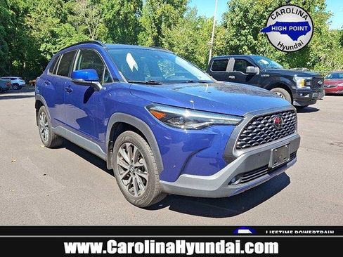 Used 2022 Toyota Corolla Cross XLE image 11