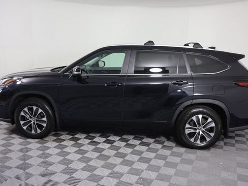 Used 2024 Toyota Highlander XLE AWD/4WD image 5