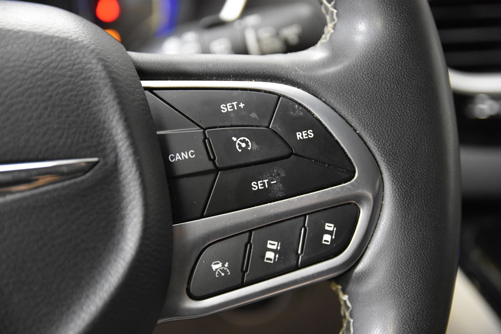 Used 2023 Chrysler Pacifica Touring-L FWD image 16
