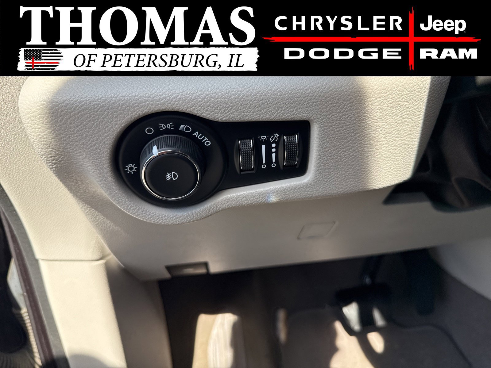 Used 2019 Chrysler Pacifica Touring Plus w/ Tire & Wheel Group FWD image 18
