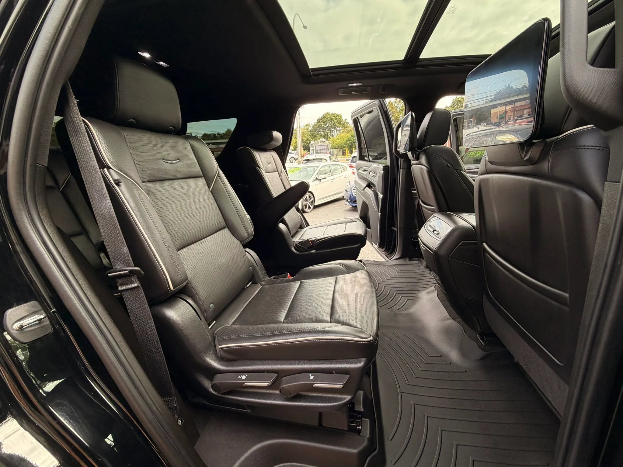 Used 2021 Cadillac Escalade Sport w/ LPO, ONYX Package AWD/4WD image 16