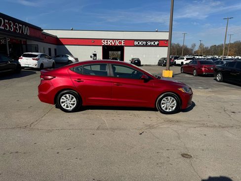 Used 2018 Hyundai Elantra SE w/ Cargo Package FWD image 2
