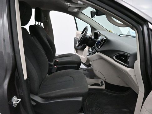 Used 2017 Chrysler Pacifica Touring FWD image 33