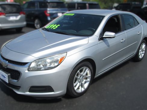 Used 2016 Chevrolet Malibu LT w/ Power Convenience Package FWD image 2