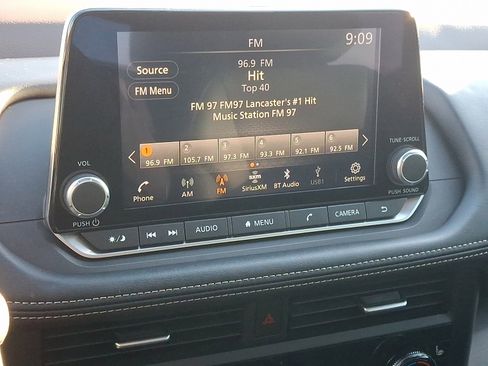 Used 2023 Nissan Rogue SV w/ SV Premium B Package image 17