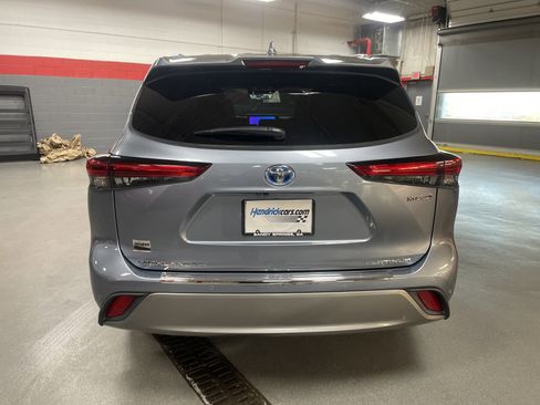 Used 2023 Toyota Highlander Platinum image 9