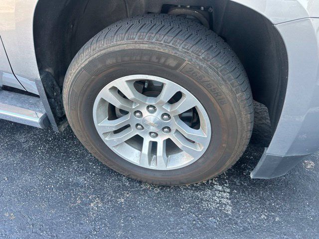 Used 2018 Chevrolet Suburban LT w/ Luxury Package AWD/4WD image 8