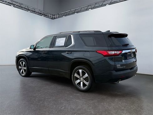 Used 2021 Chevrolet Traverse LT w/ LT Premium Package image 5