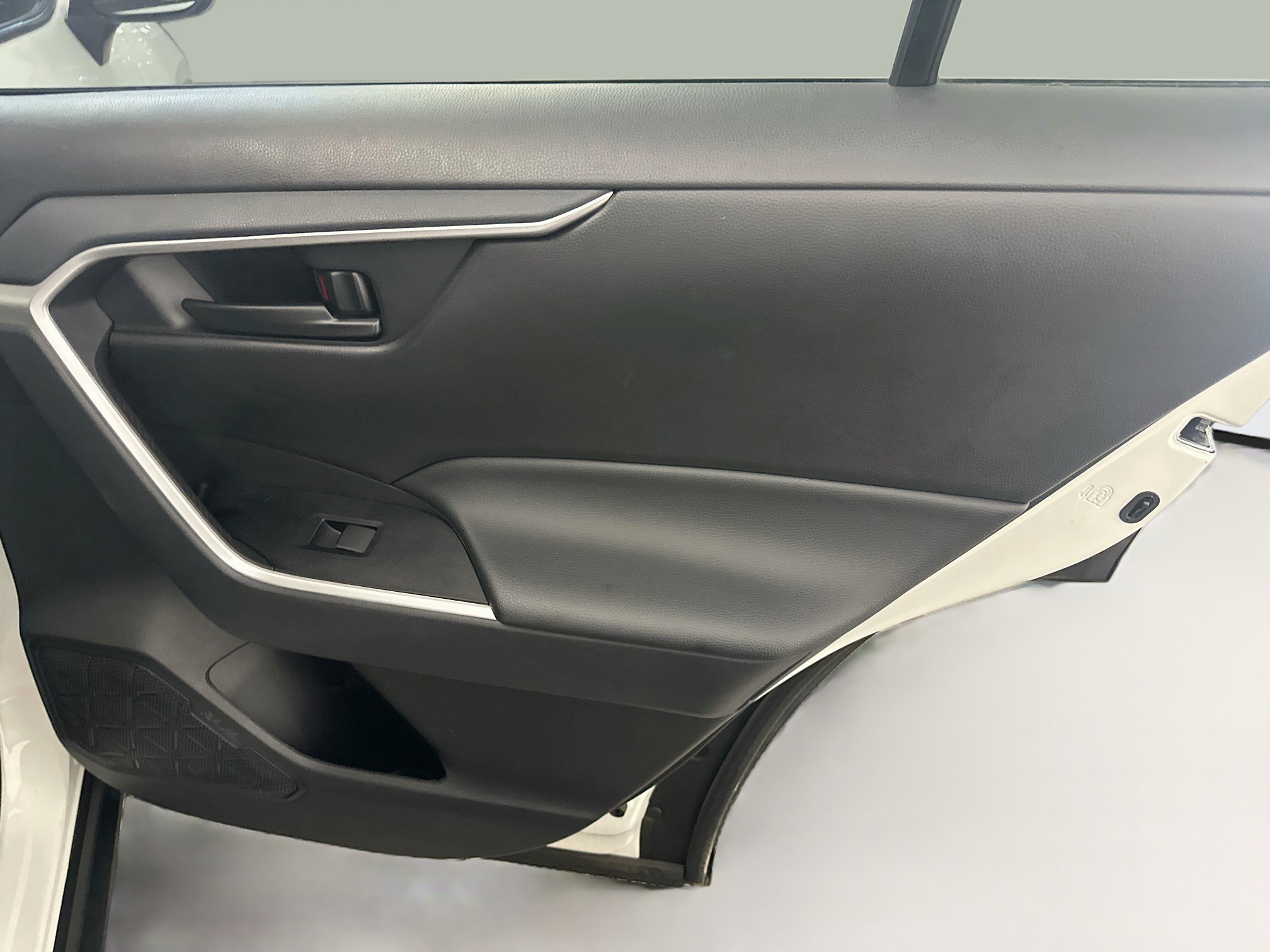 Used 2025 Toyota RAV4 LE AWD/4WD image 31