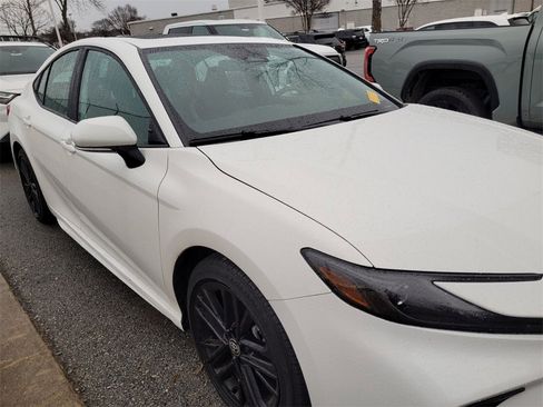 Used 2025 Toyota Camry SE image 9