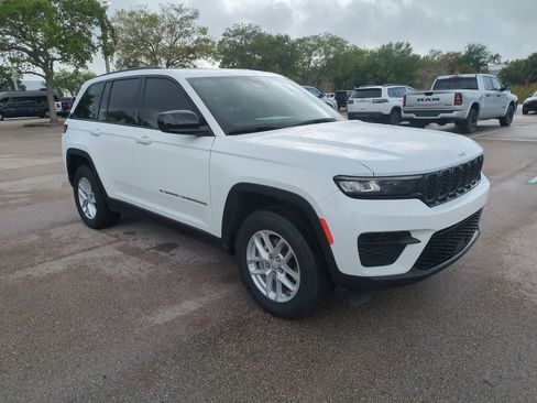 Used 2023 Jeep Grand Cherokee Laredo X image 2