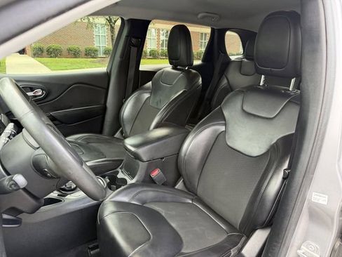 Used 2020 Jeep Cherokee Latitude Plus FWD image 11