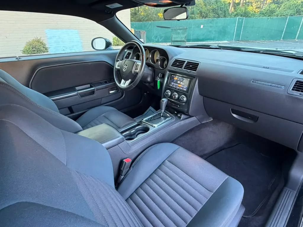 Used 2014 Dodge Challenger SXT RWD image 9