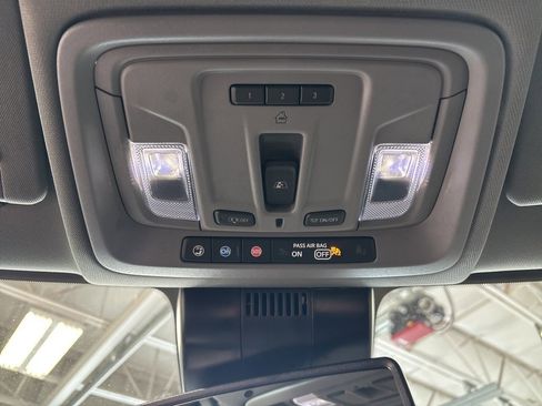 Used 2025 GMC Sierra 2500 SLT w/ SLT Premium Package image 17