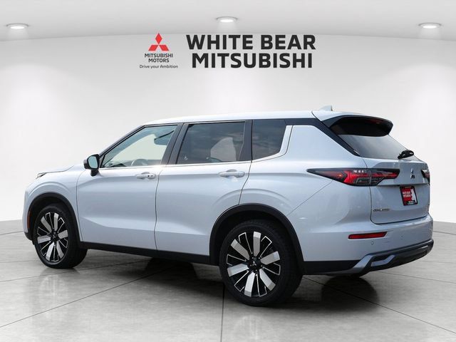 Used 2025 Mitsubishi Outlander AWD image 4