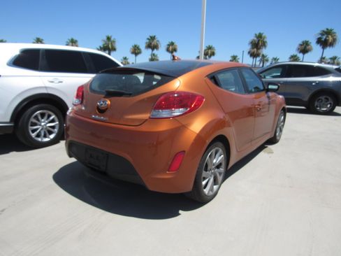 Used 2017 Hyundai Veloster FWD image 3