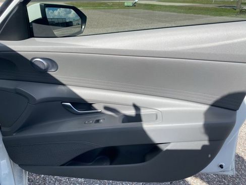 Certified 2022 Hyundai Elantra SE image 17