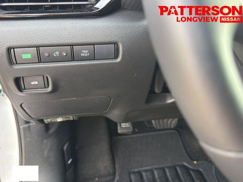 Used 2025 Nissan Sentra SR FWD image 11